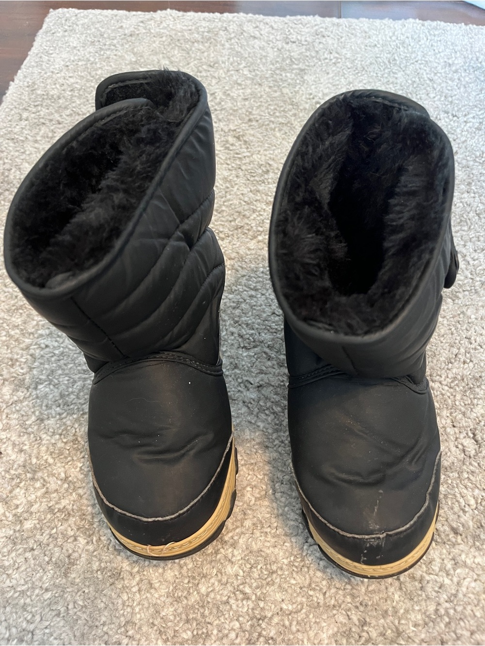 Khombu Black Kids Snow Boots with Faux-Fur Lining